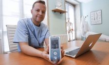 Fern�ndez Pein� con el Mioton�metro, una tecnolog�a que mide alteraciones del tono muscular. 