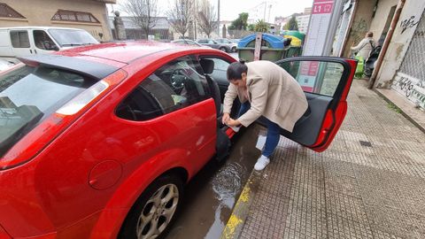 El agua lleg� a afectar a alg�n veh�culo aparcado en la calle Fernando Olmedo, de Pontevedra