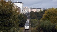 Un tren Alvia saliendo de Lugo en la zona de A Chanca