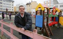 El presidente del colectivo vecinal en la plaza de A G�ndara, donde piden m�s seguridad vial. 