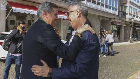 Jos Manuel Miones y Blas Garca se saludan efusivamente a la llegada del ministro de Sanidad al Concello de Ames