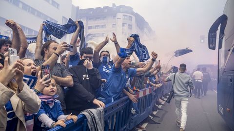 As fue el emocionante recibimiento al autobs del Real Oviedo antes del choque ante el Almera