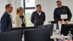 Valent�n Gonz�lez Formoso en la visita a una empresa de Os A�rios