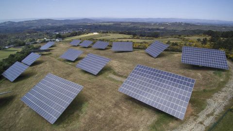 Vista a&eacute;rea del parque fotovoltaico que la empresa Gouzallas Solar instal&oacute; en A Pobra do Broll&oacute;n (Lugo).