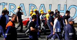 La falta de ocupaci�n en el naval est� hundiendo el mercado de trabajo de la comarca.