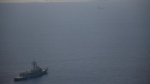 Un buque militar de la Operaci�n Atalanta, el 28 de abril, cerca del petrolero Honour 25 (al fondo), secuestrado por piratas�el d�a 21 en el norte de Somalia.