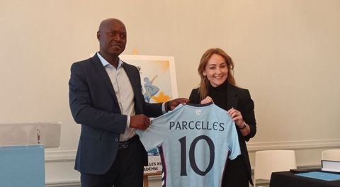 El alcalde de Parcelles Assainies, Aboubacar Djamil San�,y� la presidenta del Celta, Mari�n Mouri�o.