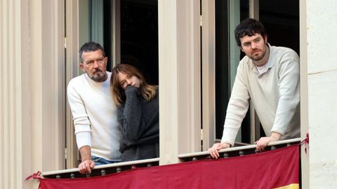 Stella del Carmen junto a Alex Gruszynski y Antonio Banderas en la Semana Santa de Málaga