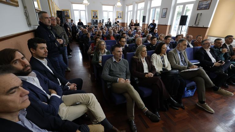 Como habitualmente, el pblico llen el saln de actos de la cofrada en la sesin matinal del primer da de las XXIX Xornadas Tcnicas de Pesca