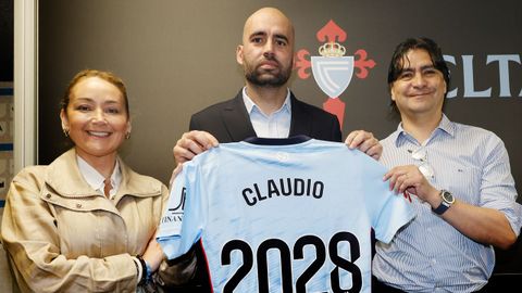 Claudio Gir�ldez, junto a Mari�n Mouri�o y Marco Garc�s, tras renovar como entrenador del Celta hasta el 2028.