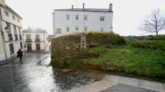 Los restos de la muralla est�n enm la confluencia de la r�a do Sol y de la r�a da Pedra