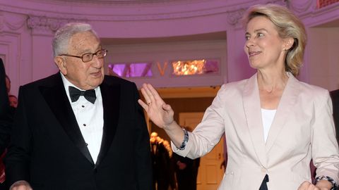 Kissinger en junio del 2014 con Ursula von der Leyen, actual presidenta de la Comisin Europea y entonces ministra de Defensa de Alemania