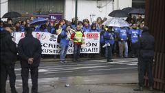 Los funcionarios llegan a las puertas del Parlamento