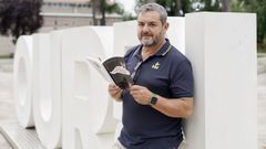 El escritor �scar Guzm�n, con su �ltima novela entre las manos