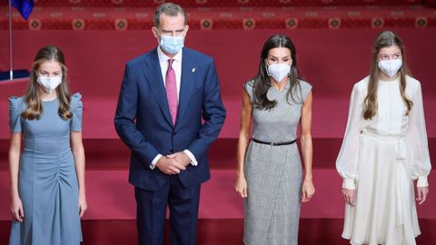 Los reyes, la princesa Leonor y la infanta Sofa, durante las audiencias de esta maana