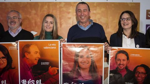 Los candidatos al congreso por Valencia de ��s El Moment�, �ngela Ballester (2i) y Joan Baldov� (2d), junto a la vicepresidenta del Consell, M�nica Oltra (d) y el l�der de Podemos, Antonio Montiel (i), durante el acto previo al inicio de campa�a, que han celebrado esta noche en Valencia.