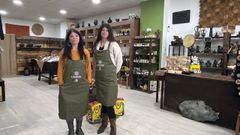 Silvia y Patricia en su tienda de productos asturianos L?Asgaya, en Villaviciosa