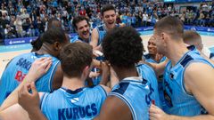 La plantilla breoganista, haciendo pi�a despu�s de ganar al Bilbao en el Pazo.