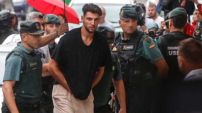 Rafa Mir.Rafa Mir, delantero del Valencia, saliendo del juzgado