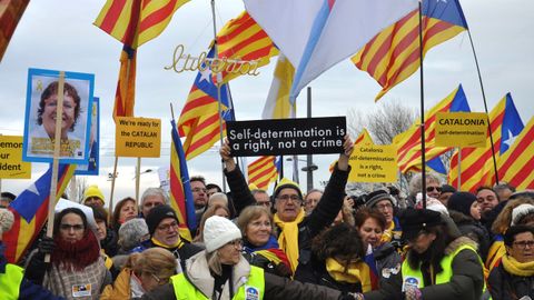 Manifestantes recibieron este lunes en el Parlamento Europeo a Carles Puigdemont y Toni Com�n