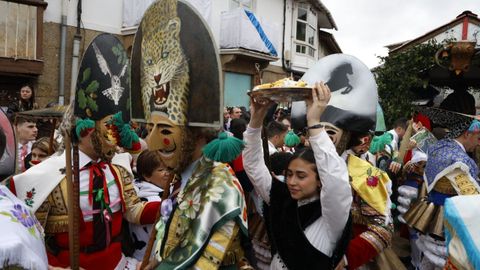 Estrea do peliqueiro no entroido de Laza e reparto de bica na Picota.