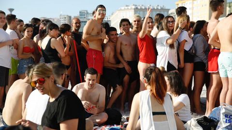 Gran ambiente en las playas de Riazor y Orz�n en las horas previas a la noche de San Juan. 