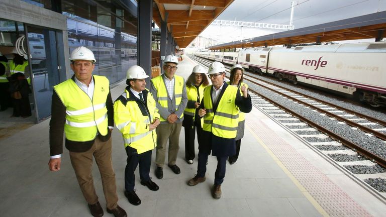 Cargos del Gobierno y del PSOE junto al alcalde de Lugo, Miguel Fern�ndez, visitando las obras de la nueva estaci�n de trenes
