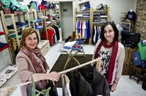 Miryam y Beatriz �lvarez Ant�n en su tienda de Te�filo Llorente, incluida en el mercado de A Pedra. 
