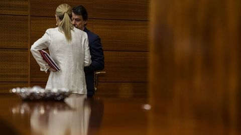 Cristina Cifuentes charla con Ignacio González poco antes del pleno de la asamblea