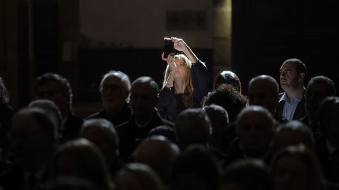 Una de las asistentes a la ceremonia hace fotos de la iglesia de los Escolapios