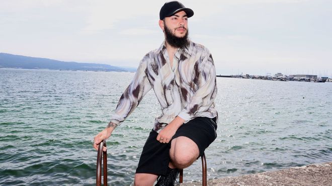 Miguel Roncero, de 25 aos, en  el puerto de Muros, donde espera enrolarse pronto en alguna embarcacin.