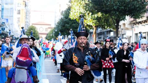 Oviedo se llena de color, alegr�a y tradici�n para celebrar el Carnaval