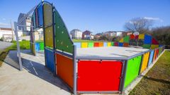 La obra en este parque infantil de Ponteceso, ejecutada antes de las municipales, qued presupuestada en 50.000 euros. Segn el alcalde, el proyecto carece de procedimiento