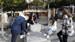 El cierre de la hosteler�a anim� a tomar caf� con bizcocho en la calle a estos j�venes en Viveiro