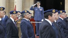 El Rey Felipe VI, ante la Sala de Armas del Arsenal Militar, durante su visita a Ferrol en el 2016