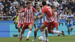 Varios jugadores del Almer�a presionan a Luismi Cruz en el partido disputado en A Coru�a.