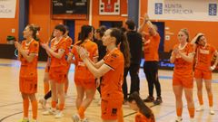 Las futbolistas mari�anas agradecen el apoyo de la afici�n en el Vista Alegre tras el partido contra el Rold�n.