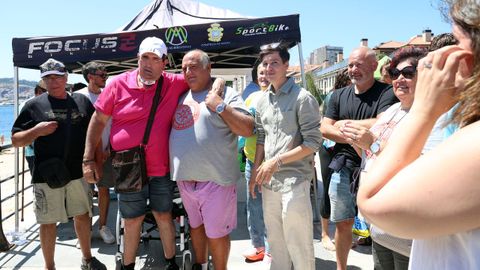 Llegada de participantes en la traves�a a nado  Arousaman que nadan por el da�o cerebral adquirido DCA