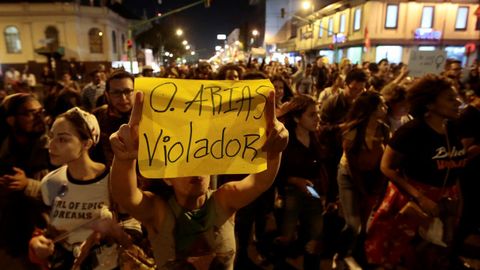 Grupos de manifestantes expresan su apoyo en las calles de San Jos�, capital de Costa Rica, a las mujeres que se atrevieron a denunciar al expresidente del pa�s