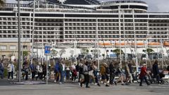 Llegada de miles de cruceristas para disfrutar de unas horas de ocio en la ciudad