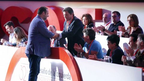 El secretario general de la FSA-PSOE y presidente del Principado, Javier Fern�ndez, saluda al secretario de organizaci�n del PSOE, Jos� Luis �balos (i) durante su intervenci�n en el 32 Congreso del FSA-PSOE