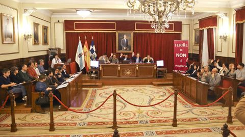 Momento de la votaci�n en el pleno de ayer, con los concejales del PP levantando la mano para aprobar las cuentas del 2025.