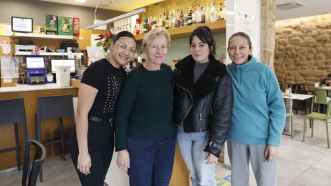 Marta, rodeada de todas las camareras que trabajan en su bar, en Velle