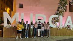 Andrea Su�rez, cuarta por la izquierda, con sus compa�eros gallegos Rub�n, Juan, Anran, Paula, Juan Jes�s, Helena, Xoel y Ainhoa, en Murcia