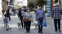 Las personas con o sin mascarilla a�n conviven, ya no solo en exteriores, sino en la calle, como esta de Ribeira