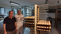 Jos� Ram�n y Gabriel Gil junto a varias tandas de melindres