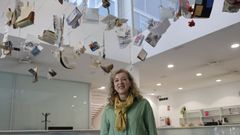 Julia Jiménez en la zona de acceso a la biblioteca