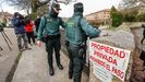 Agentes de la Guardia Civil inspeccionan el convento de Belorado tras la entrega de llaves.