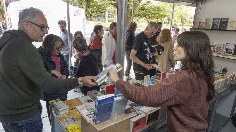 Imagen de la Feira do Libro, celebrada este mes coincidiendo con las fiestas de la Ascensi&oacute;n, a la que sucedi&oacute; en la Alameda la Feira do Libro Antigo e de Ocasi&oacute;n, que se despide hoy de Santiago.