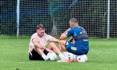 Veljko Paunovic y Santi Cazorla hablando en El Requex�n